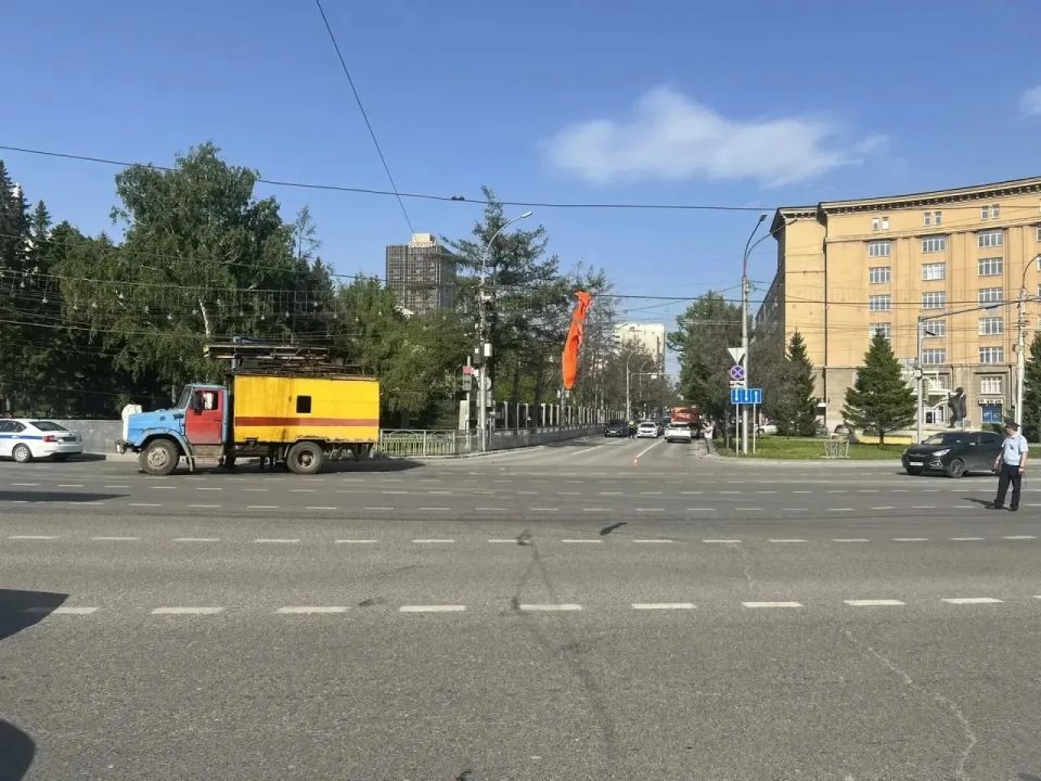 КАМАЗ сбил электромонтёров в центре Новосибирска КАМАЗ сбил электромонтёров в центре Новосибирска