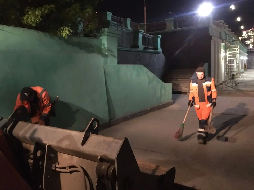 За прошедшие сутки с магистралей и улиц Новосибирска вывезли 397 кубометров мусора и 560 тонн смета и грязи За прошедшие сутки с магистралей и улиц Новосибирска вывезли 397 кубометров мусора и 560 тонн смета и грязи