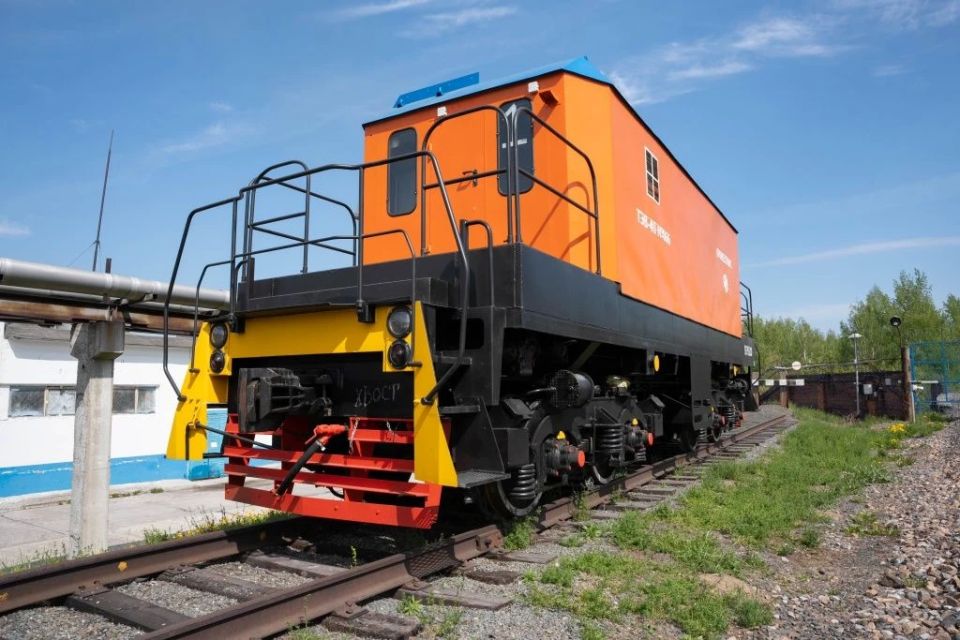 Вагонотолкатель весом 90 тонн прибыл на ТЭЦ-5 в Новосибирске