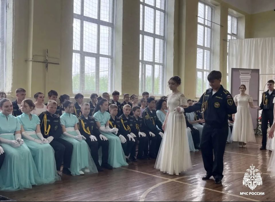 Завершение учебного года в кадетских классах: в Мошковской школе № 1 состоялся традиционный кадетский бал Завершение учебного года в кадетских классах: в Мошковской школе № 1 состоялся традиционный кадетский бал