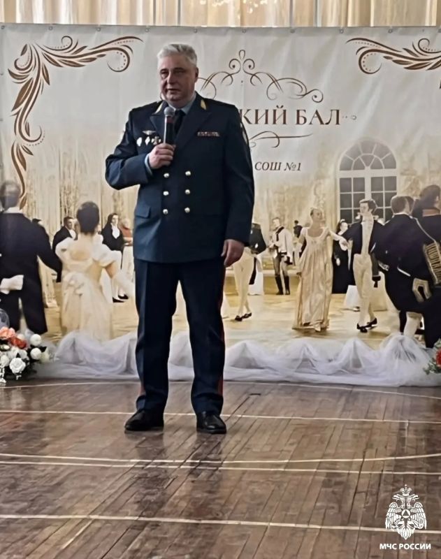 Завершение учебного года в кадетских классах: в Мошковской школе № 1 состоялся традиционный кадетский бал Завершение учебного года в кадетских классах: в Мошковской школе № 1 состоялся традиционный кадетский бал