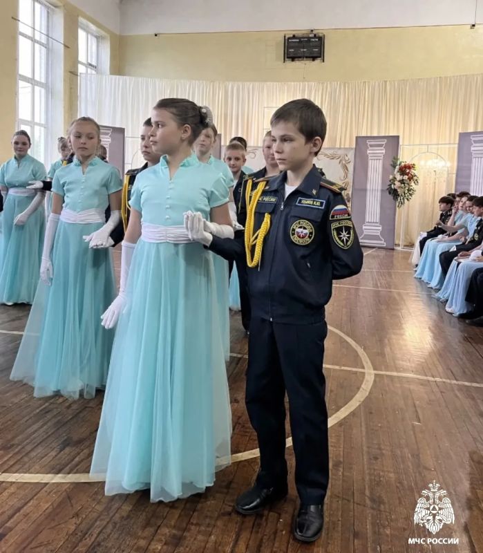 Завершение учебного года в кадетских классах: в Мошковской школе № 1 состоялся традиционный кадетский бал Завершение учебного года в кадетских классах: в Мошковской школе № 1 состоялся традиционный кадетский бал