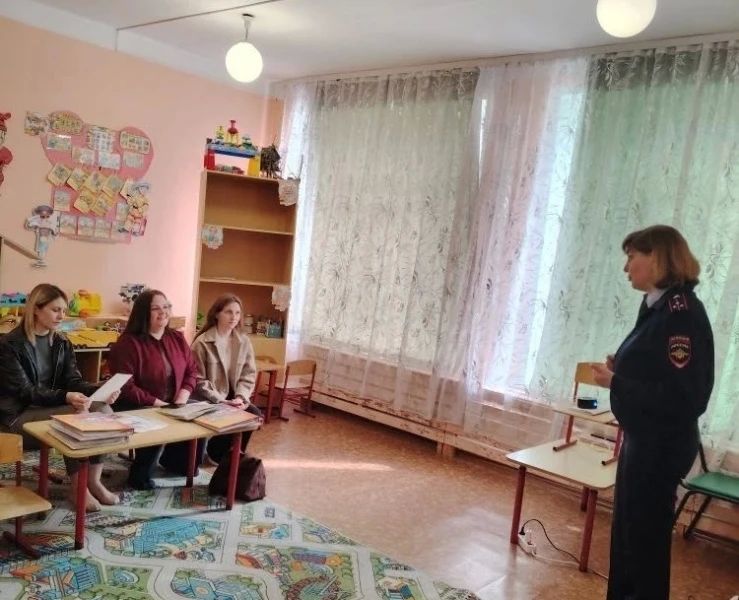 В Новосибирской области сотрудники Госавтоинспекции посетили родительское собрание в детском саду В Новосибирской области сотрудники Госавтоинспекции посетили родительское собрание в детском саду