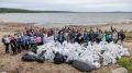500 кг мусора вывезли с берега Обского моря