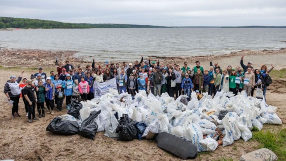 500 кг мусора вывезли с берега Обского моря