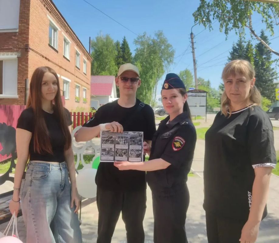 1 июня, в День защиты детей, на площади у РДК имени Кирова в городе Болотное прошло городское мероприятие 1 июня, в День защиты детей, на площади у РДК имени Кирова в городе Болотное прошло городское мероприятие
