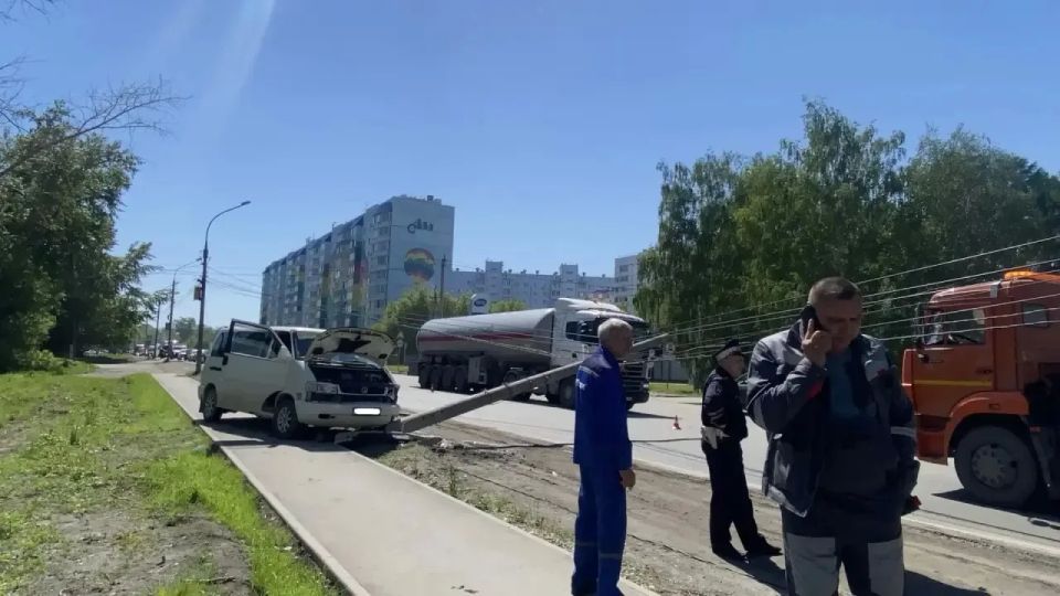 Водитель иномарки погиб, протаранив световую опору