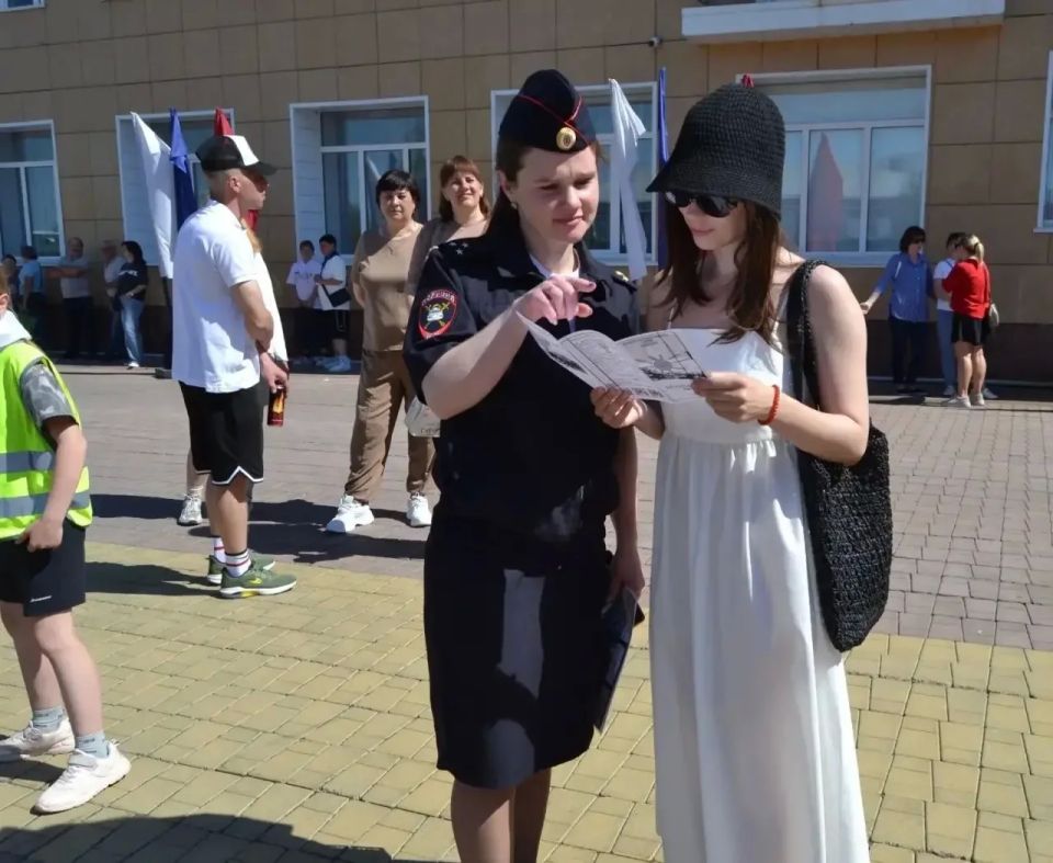 1 июня, в День защиты детей, на площади у РДК имени Кирова в городе Болотное прошло городское мероприятие 1 июня, в День защиты детей, на площади у РДК имени Кирова в городе Болотное прошло городское мероприятие