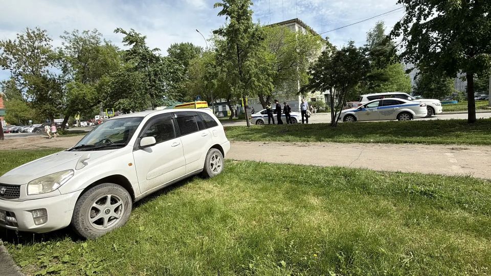 Водитель иномарки погиб, врезавшись в дом в Новосибирске