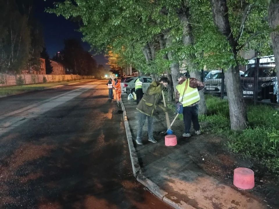 За прошедшие сутки с магистралей и улиц Новосибирска вывезли 350 кубометров мусора и 384 тонны смета и грязи За прошедшие сутки с магистралей и улиц Новосибирска вывезли 350 кубометров мусора и 384 тонны смета и грязи