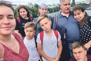 «Хотели максимум троих, но родили восемь»: семья новосибирского реаниматолога получила орден от Владимира Путина