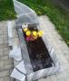 «Мама всю жизнь помогала людям, а они так»: на кладбище под Новосибирском вандалы на авто снесли памятник ветерану