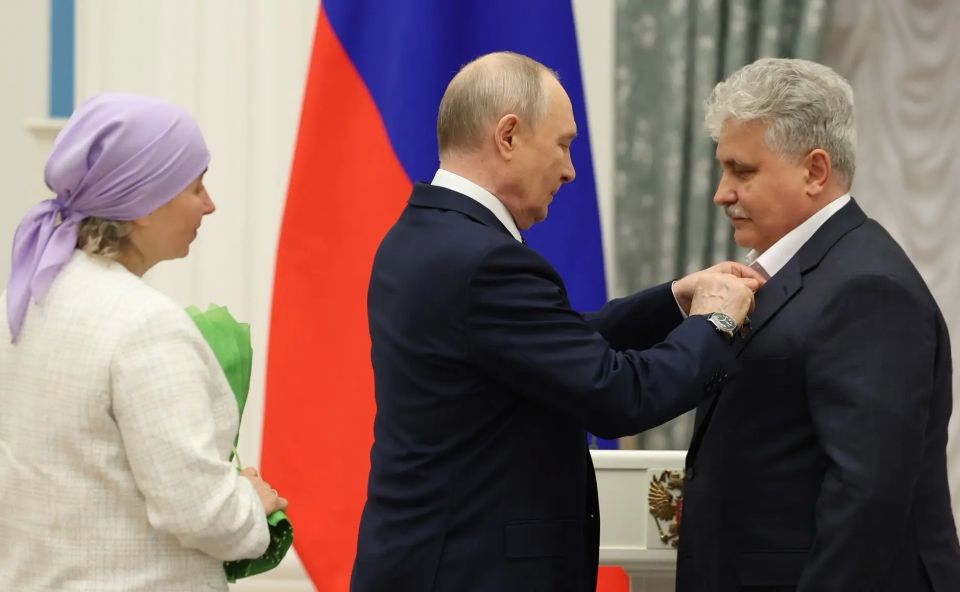Андрей Травников: Вчера Президент Российской Федерации Владимир Владимирович Путин вручил высокие государственные награды родителям многодетных семей Андрей Травников: Вчера Президент Российской Федерации Владимир Владимирович Путин вручил высокие государственные награды родителям многодетных семей