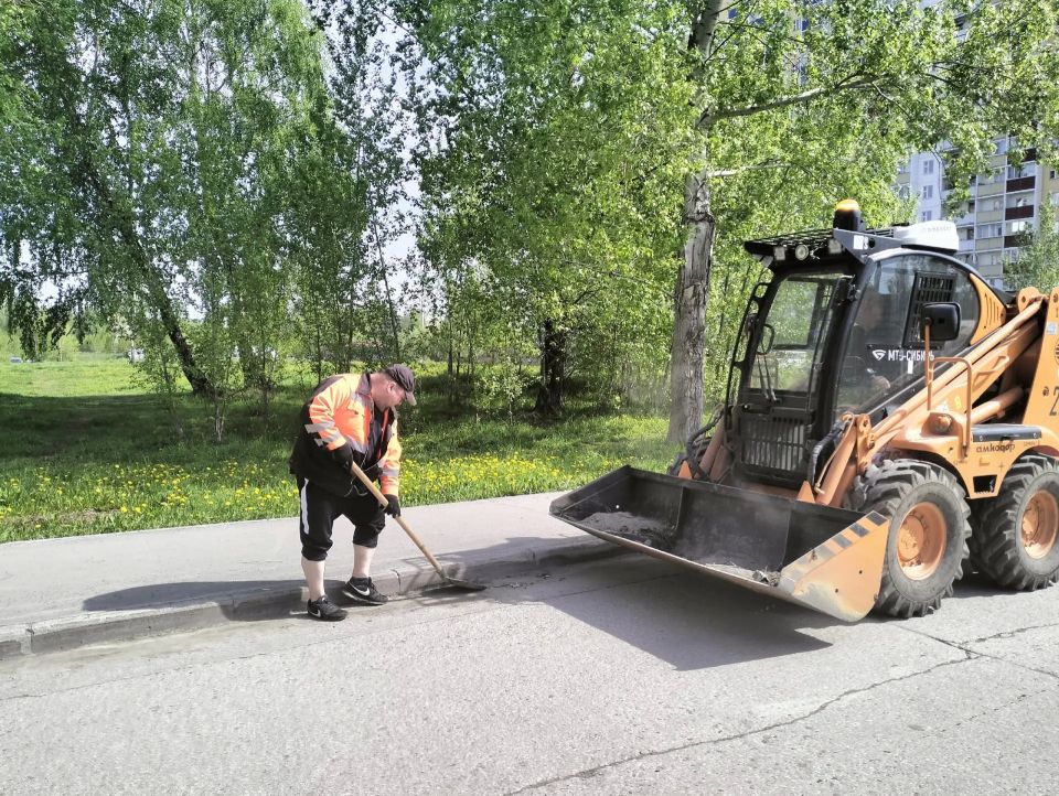 За прошедшие сутки с магистралей и улиц Новосибирска вывезли 350 кубометров мусора и 384 тонны смета и грязи За прошедшие сутки с магистралей и улиц Новосибирска вывезли 350 кубометров мусора и 384 тонны смета и грязи