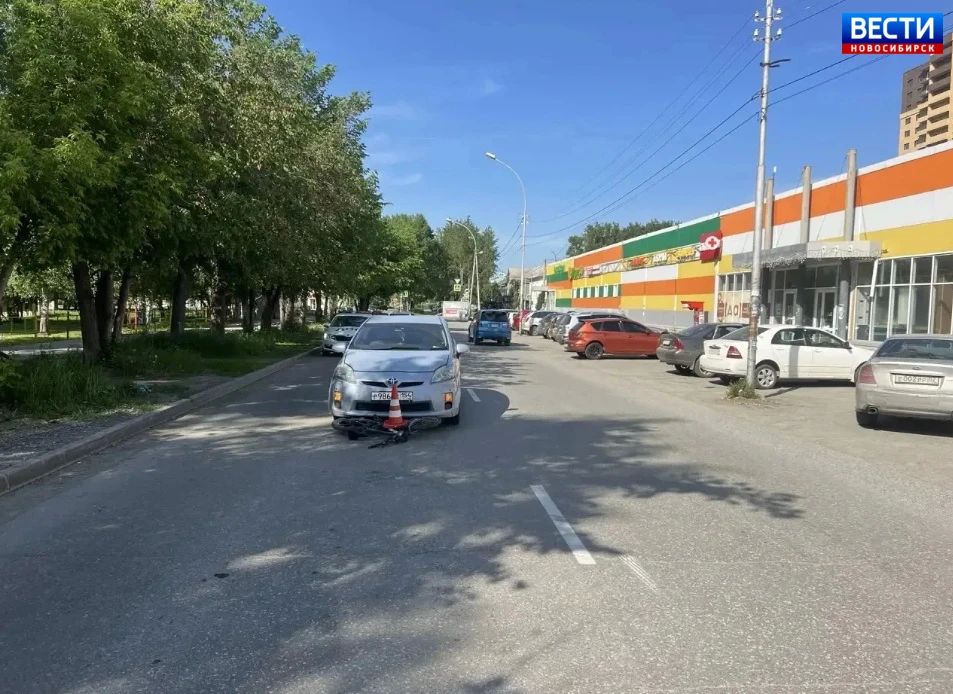 Наезд на велосипедиста. 7 июня в 15:40 в Калининском районе Новосибирска на улице Новоуральской сбили ребёнка на велосипеде Наезд на велосипедиста. 7 июня в 15:40 в Калининском районе Новосибирска на улице Новоуральской сбили ребёнка на велосипеде