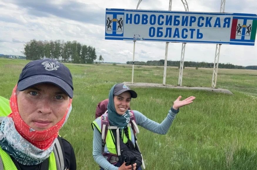 «Мы идем уже 130 дней и похудели на 21 кг»: пара из Москвы пешком дошла до Новосибирской области