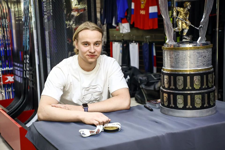 19-летний Степан Сафонов привёз Кубок Харламова в Новосибирск