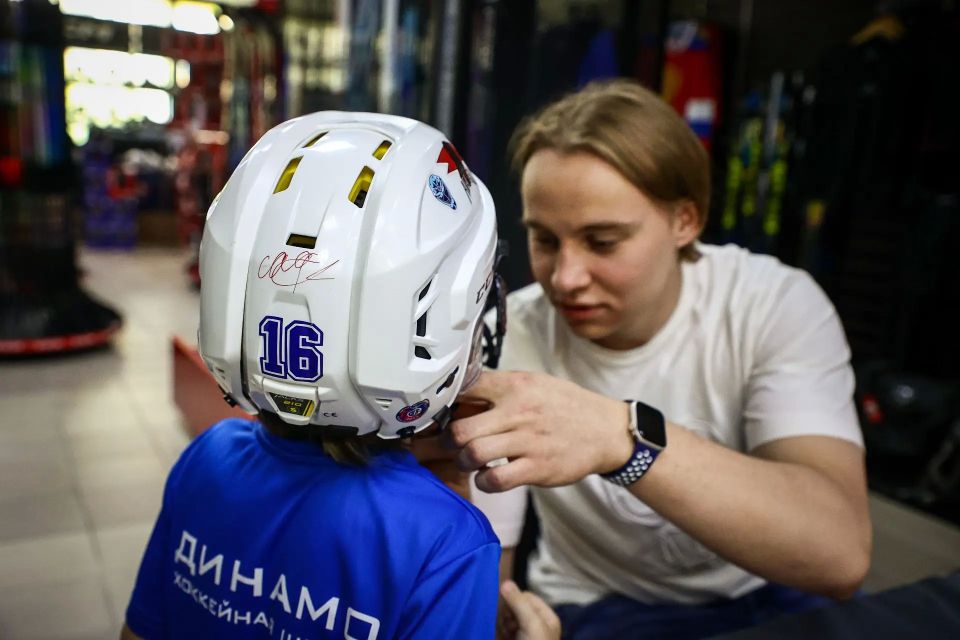 19-летний Степан Сафонов привёз Кубок Харламова в Новосибирск 19-летний Степан Сафонов привёз Кубок Харламова в Новосибирск