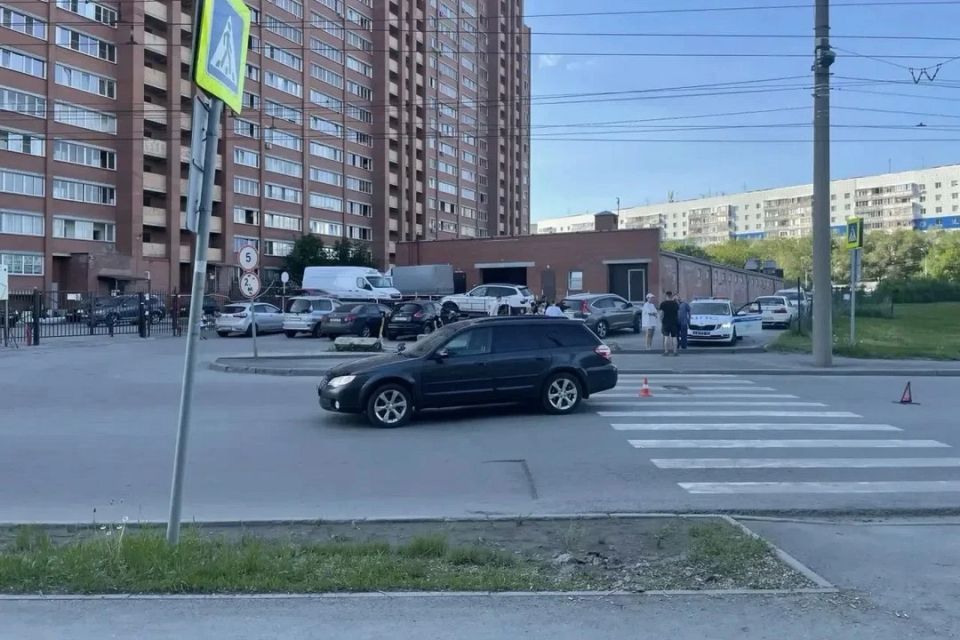 В Кировском районе Новосибирска автомобиль сбил ребенка на переходе