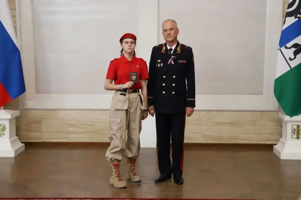 В преддверии Дня России в рамках Всероссийской молодежно-патриотической акции «Мы - граждане России» в Правительстве Новосибирской области состоялось вручение паспортов гражданина Российской Федерации ребятам, достигшим... В преддверии Дня России в рамках Всероссийской молодежно-патриотической акции «Мы - граждане России» в Правительстве Новосибирской области состоялось вручение паспортов гражданина Российской Федерации ребятам, достигшим...