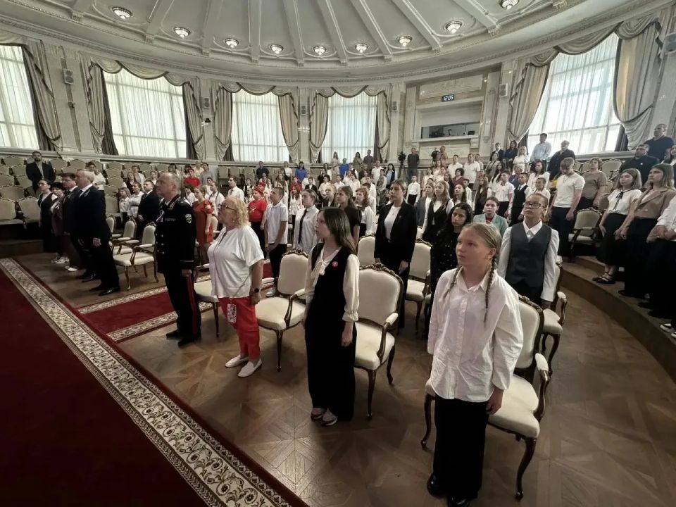 В преддверии Дня России в рамках Всероссийской молодежно-патриотической акции «Мы - граждане России» в Правительстве Новосибирской области состоялось вручение паспортов гражданина Российской Федерации ребятам, достигшим... В преддверии Дня России в рамках Всероссийской молодежно-патриотической акции «Мы - граждане России» в Правительстве Новосибирской области состоялось вручение паспортов гражданина Российской Федерации ребятам, достигшим...