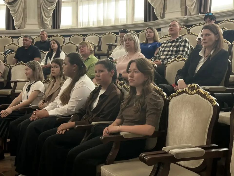 В преддверии Дня России в рамках Всероссийской молодежно-патриотической акции «Мы - граждане России» в Правительстве Новосибирской области состоялось вручение паспортов гражданина Российской Федерации ребятам, достигшим... В преддверии Дня России в рамках Всероссийской молодежно-патриотической акции «Мы - граждане России» в Правительстве Новосибирской области состоялось вручение паспортов гражданина Российской Федерации ребятам, достигшим...