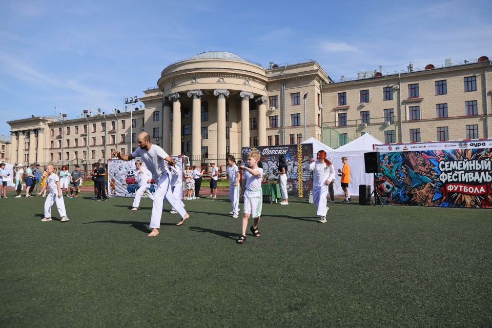 V Семейный фестиваль футбола в Новосибирске собрал более 4 000 участников V Семейный фестиваль футбола в Новосибирске собрал более 4 000 участников