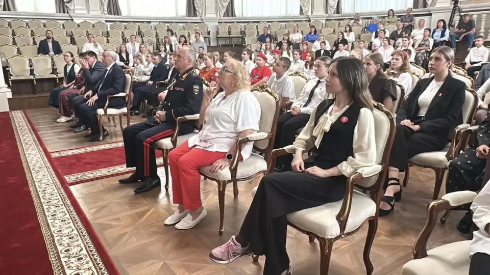 В преддверии Дня России в рамках Всероссийской молодежно-патриотической акции «Мы - граждане России» в Правительстве Новосибирской области состоялось вручение паспортов гражданина Российской Федерации ребятам, достигшим... В преддверии Дня России в рамках Всероссийской молодежно-патриотической акции «Мы - граждане России» в Правительстве Новосибирской области состоялось вручение паспортов гражданина Российской Федерации ребятам, достигшим...