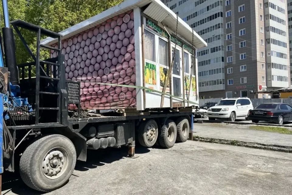 186 нелегальных павильонов и ларьков вывезли с новосибирских улиц