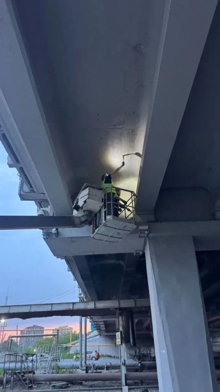 Подрядчики устраняют дефекты на мостах и путепроводах города по гарантии Подрядчики устраняют дефекты на мостах и путепроводах города по гарантии