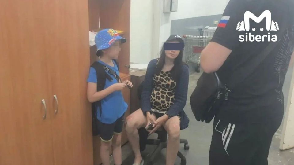 Мать запихнула в рюкзак восьмилетнего сына коньяк, селёдку и суши, но не смогла стащить это из новосибирского магазина Мать запихнула в рюкзак восьмилетнего сына коньяк, селёдку и суши, но не смогла стащить это из новосибирского магазина