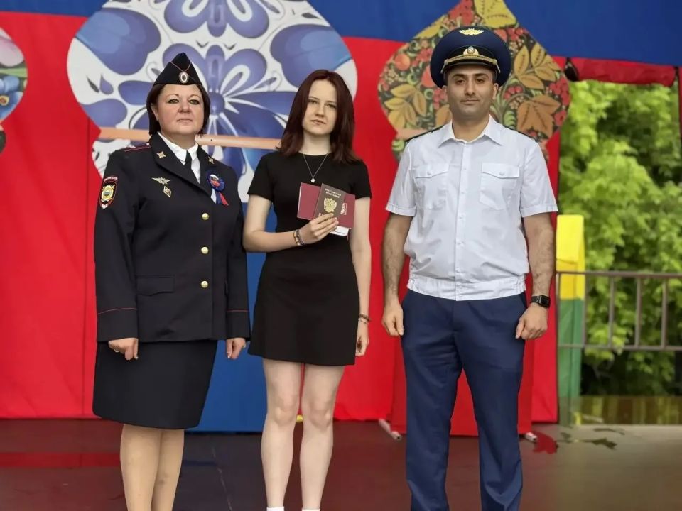 В День России в Мошковском районе торжественно вручили первые паспорта подросткам В День России в Мошковском районе торжественно вручили первые паспорта подросткам