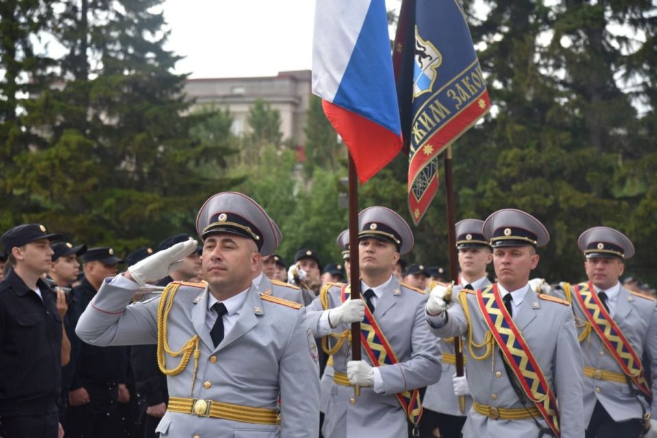 Начальник УТ МВД России по СФО Игорь Бояринов принял участие в церемонии вручения погон сотрудникам, получившим первые офицерские звания Начальник УТ МВД России по СФО Игорь Бояринов принял участие в церемонии вручения погон сотрудникам, получившим первые офицерские звания