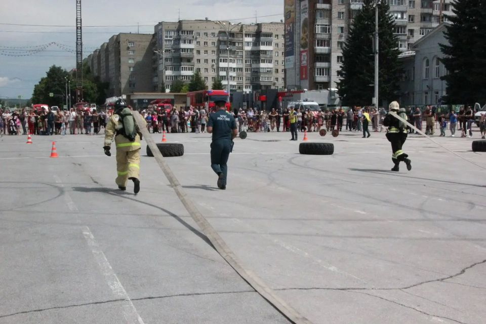 Огнеборцы региона отметили День России спортивными достижениями на кроссфите Огнеборцы региона отметили День России спортивными достижениями на кроссфите