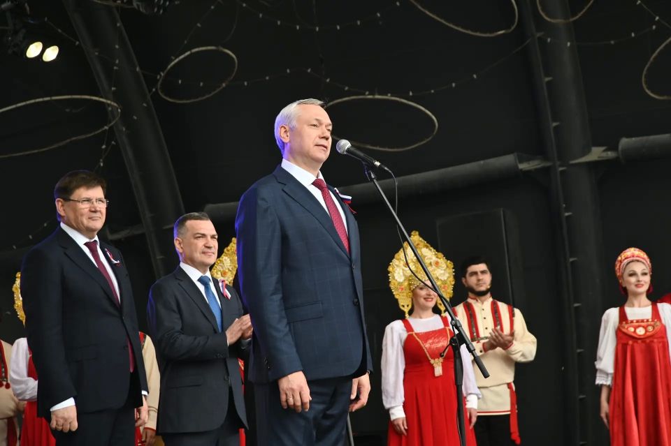Новосибирская область масштабно празднует День России на Михайловской набережной Новосибирская область масштабно празднует День России на Михайловской набережной