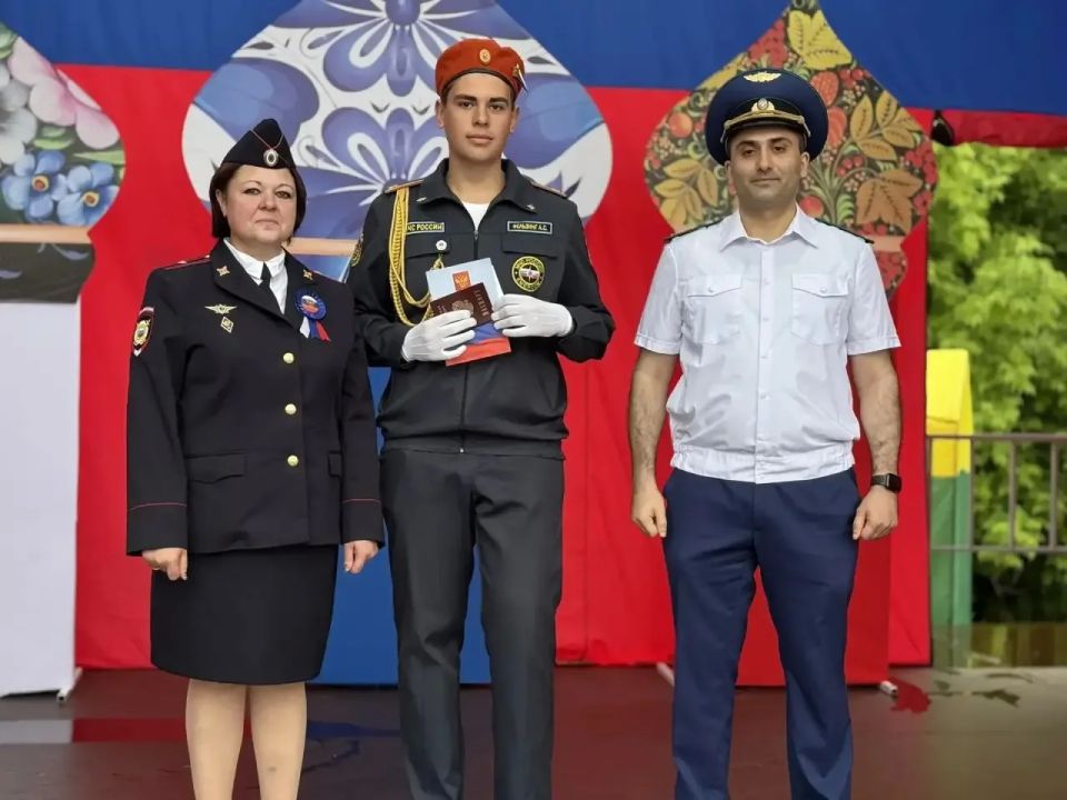 В День России в Мошковском районе торжественно вручили первые паспорта подросткам В День России в Мошковском районе торжественно вручили первые паспорта подросткам