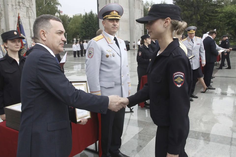 Максим Кудрявцев: Сегодня на Монументе Славы 158 сотрудников внутренних дел получили свои новые звания и первые офицерские погоны Максим Кудрявцев: Сегодня на Монументе Славы 158 сотрудников внутренних дел получили свои новые звания и первые офицерские погоны