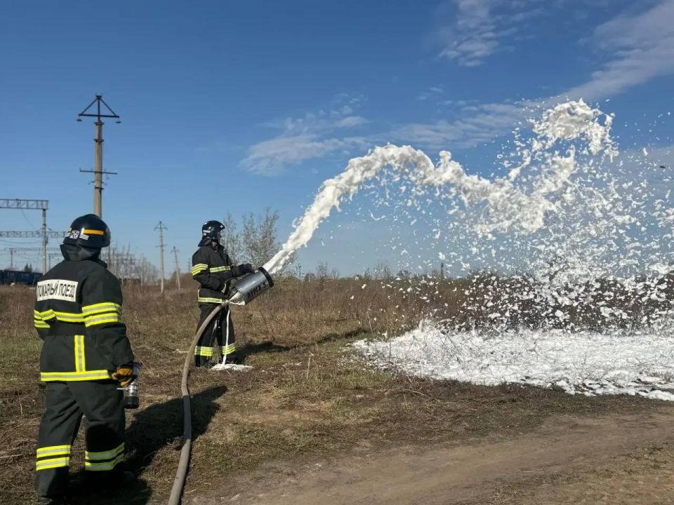 Профессия — спасать: школьникам показали изнанку работы пожарного поезда Профессия — спасать: школьникам показали изнанку работы пожарного поезда
