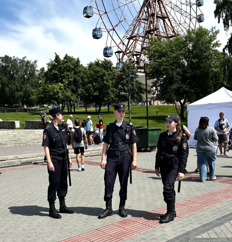 Сотрудники полиции обеспечили охрану общественного порядка во время празднования Дня России Сотрудники полиции обеспечили охрану общественного порядка во время празднования Дня России