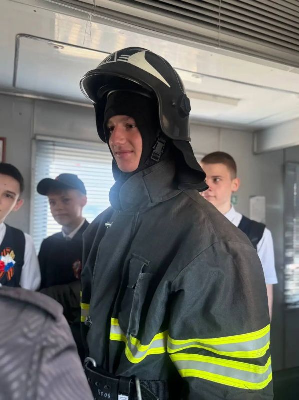 Профессия — спасать: школьникам показали изнанку работы пожарного поезда Профессия — спасать: школьникам показали изнанку работы пожарного поезда