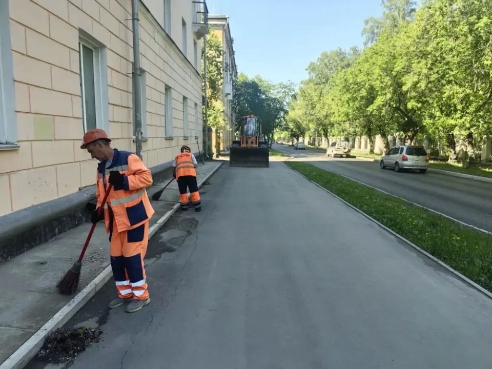 За неделю (с 8 по 14 июня) с магистралей и улиц Новосибирска вывезли 1 814 кубометров мусора и 2 642 тонны смета и грязи За неделю (с 8 по 14 июня) с магистралей и улиц Новосибирска вывезли 1 814 кубометров мусора и 2 642 тонны смета и грязи