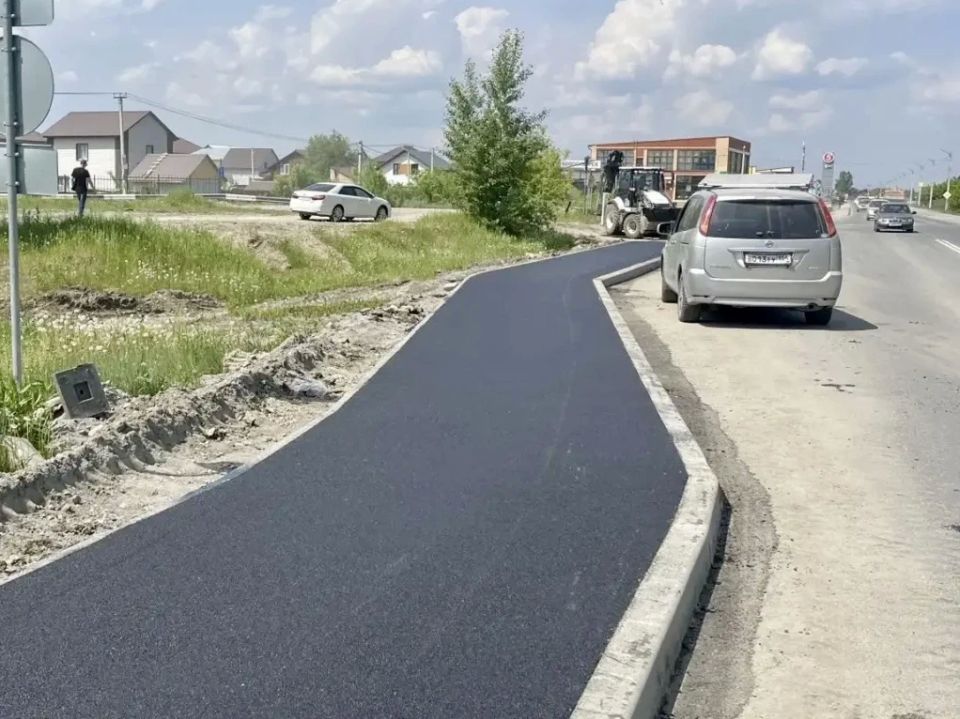 Максим Кудрявцев: В Ленинском районе проложили новый тротуар вдоль Толмачёвского шоссе на участке от дома № 53 до границы города Максим Кудрявцев: В Ленинском районе проложили новый тротуар вдоль Толмачёвского шоссе на участке от дома № 53 до границы города