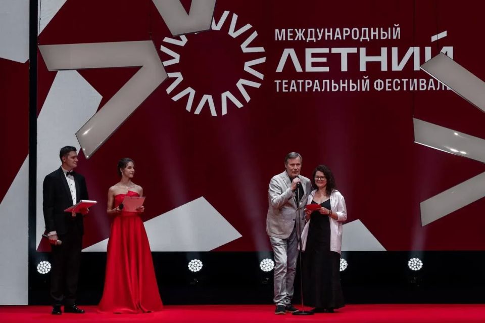 Масштабный смотр-конкурс вновь соберет на сибирской земле лучшие творческие коллективы страны Масштабный смотр-конкурс вновь соберет на сибирской земле лучшие творческие коллективы страны