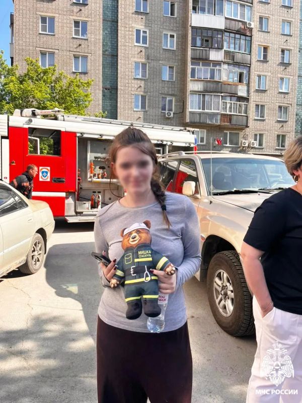 Пожарные МЧС России спасли женщину из горящей квартиры и эвакуировали двух человек Пожарные МЧС России спасли женщину из горящей квартиры и эвакуировали двух человек