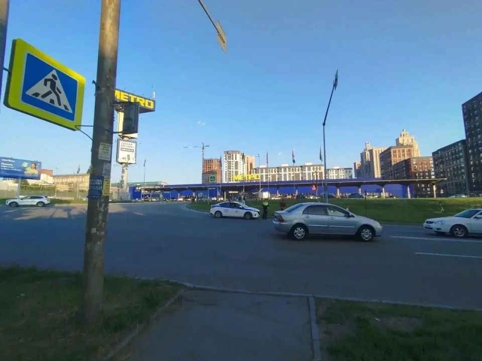 В Новосибирске автомобиль сбил 15-летнюю школьницу на пешеходном переходе В Новосибирске автомобиль сбил 15-летнюю школьницу на пешеходном переходе