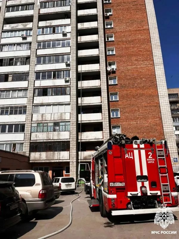 В Новосибирске пожарные вывели двух детей из задымленного подъезда В Новосибирске пожарные вывели двух детей из задымленного подъезда