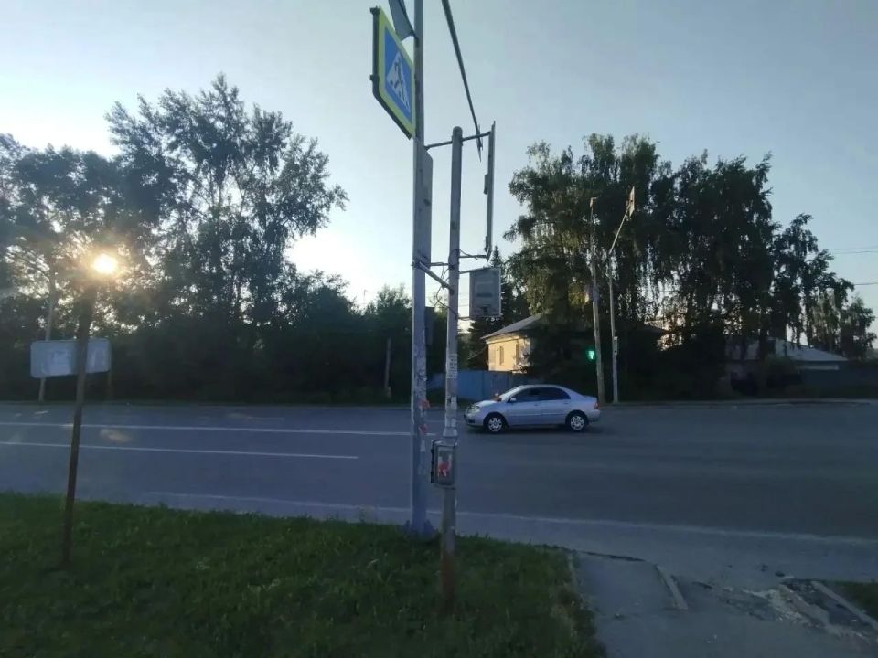 В Новосибирске автомобиль сбил 15-летнюю школьницу на пешеходном переходе