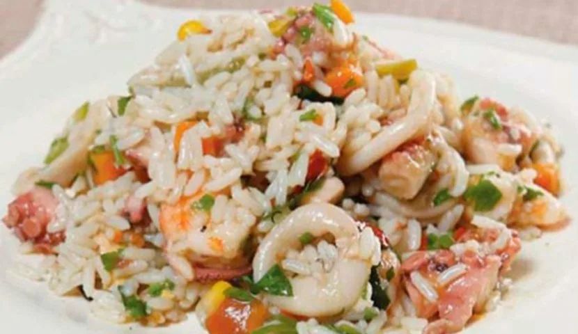 Рис с кальмарами и овощами: легко и полезно для всей семьи