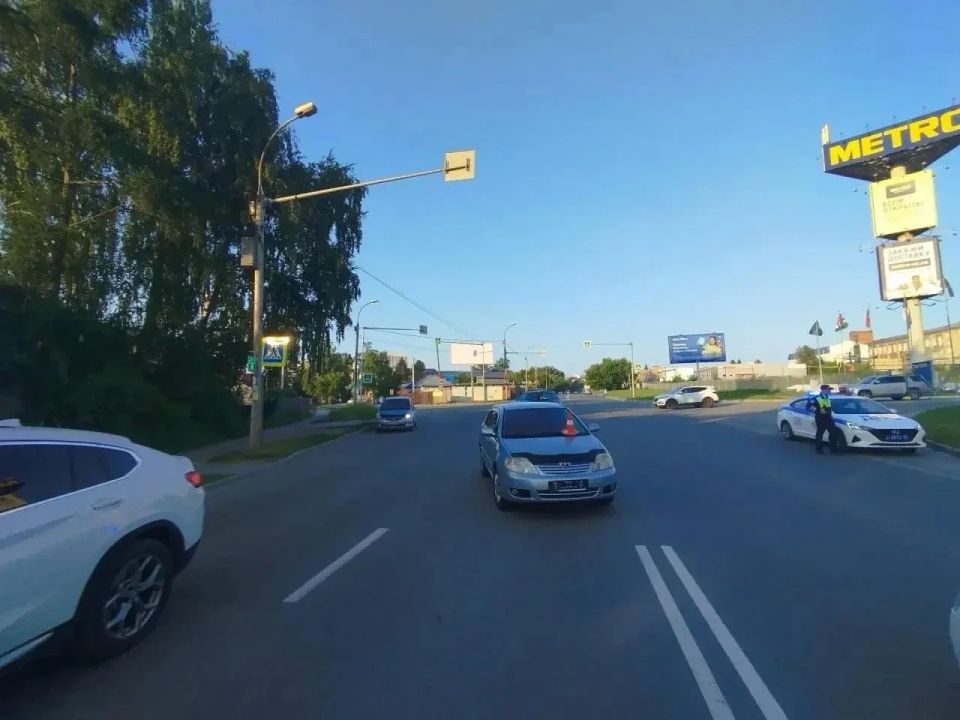 В Новосибирске автомобиль сбил 15-летнюю школьницу на пешеходном переходе В Новосибирске автомобиль сбил 15-летнюю школьницу на пешеходном переходе