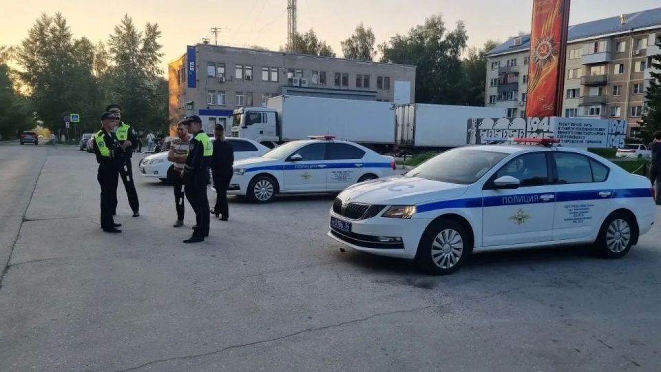 В Калининском районе Новосибирска сотрудники полиции провели профилактические мероприятия с подростками В Калининском районе Новосибирска сотрудники полиции провели профилактические мероприятия с подростками